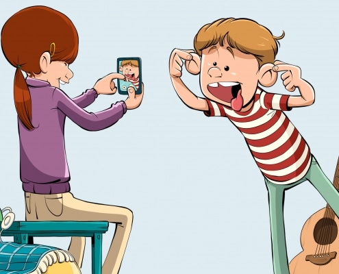 Et barn tager et billede på en smartphone af et andet barn